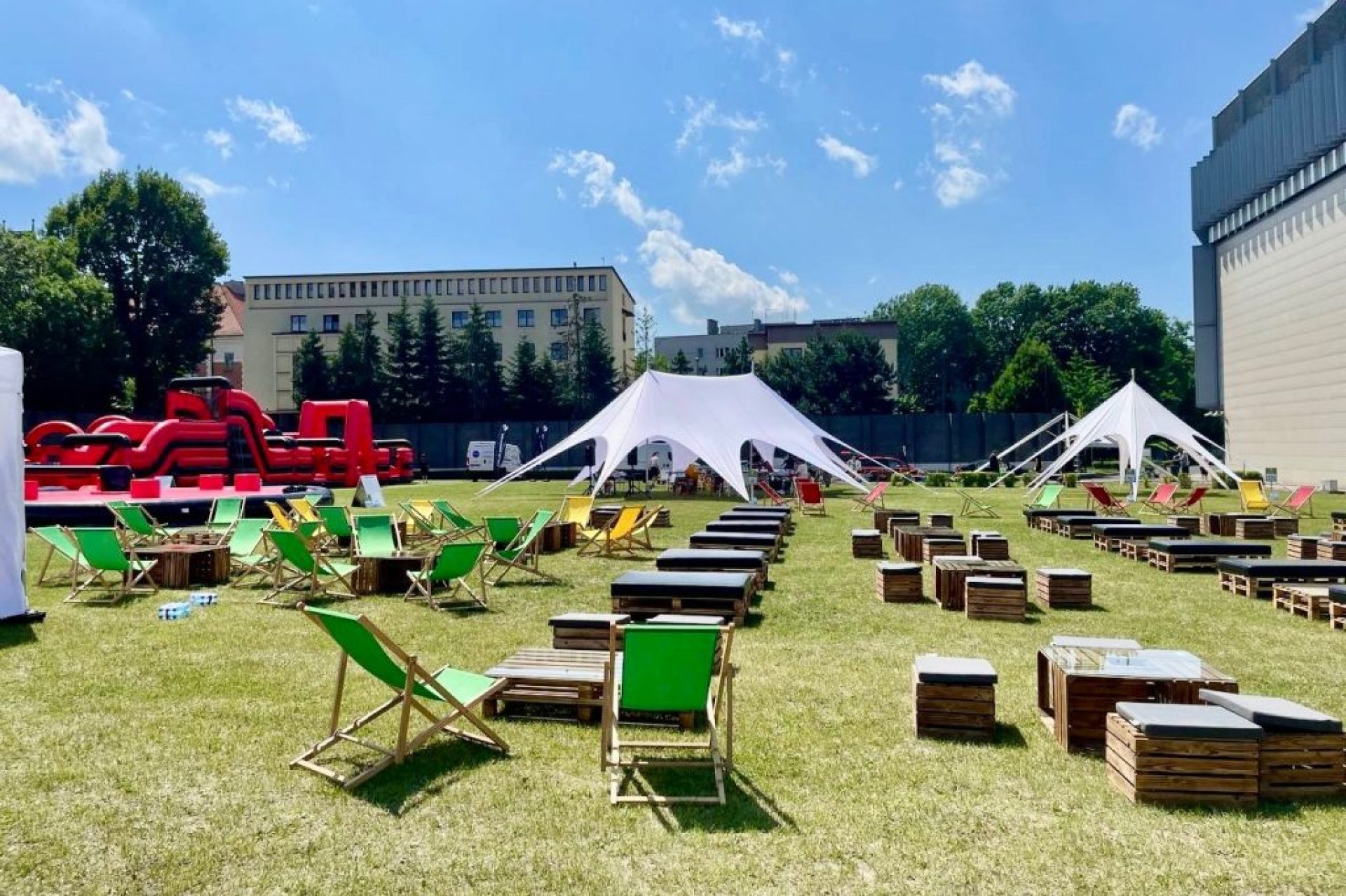 wynajem mebli na imprezę piknikową