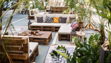 Strefa chill-out na evencie: 5 pomysłów na meble i dekoracje, które zrobią wrażenie