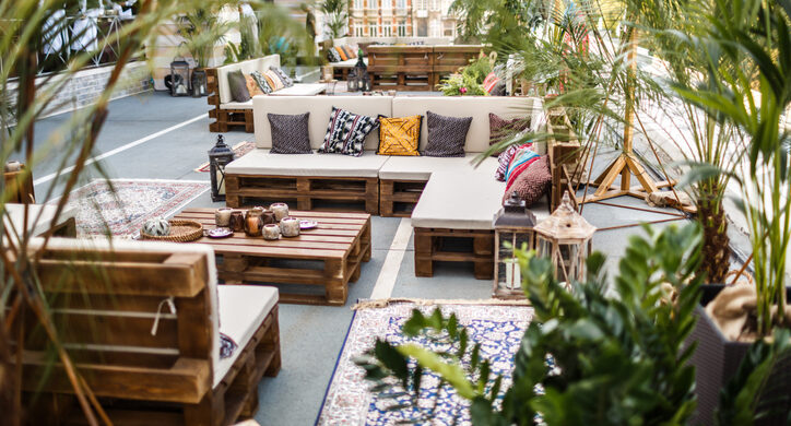 Strefa chill-out na evencie: 5 pomysłów na meble i dekoracje, które zrobią wrażenie